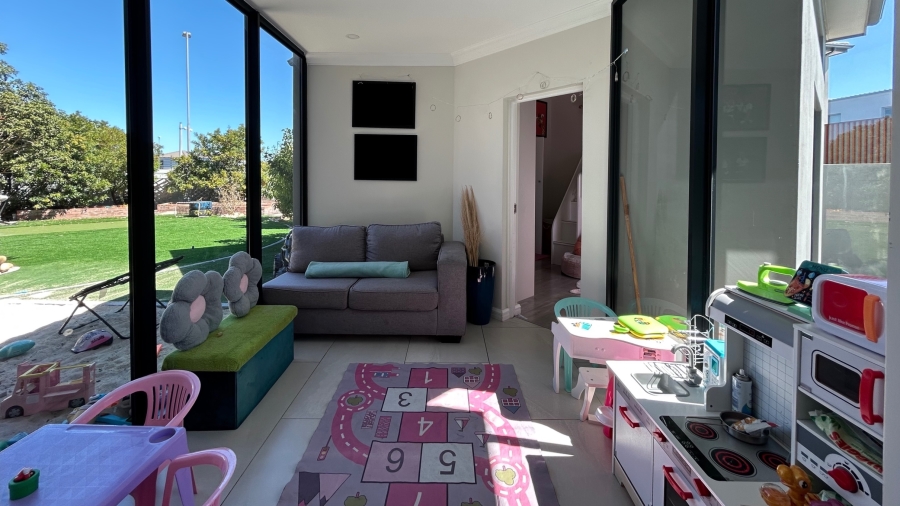 To Let 4 Bedroom Property for Rent in Sandown Western Cape